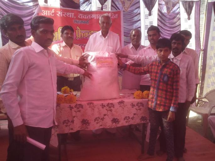 Yeotmal's 'Art Institute' to help farmers in telhara taluka | तेल्हाऱ्यातील शेतकरी आत्महत्याग्रस्त कुटुंबीयांच्या मदतीसाठी सरसावली यवतमाळची ‘आर्ट’ संस्था Yeotmal's 'Art Institute' to help farmers in telhara taluka | तेल्हाऱ्यातील शेतकरी आत्महत्याग्रस्त कुटुंबीयांच्या मदतीसाठी सरसावली यवतमाळची ‘आर्ट’ संस्था