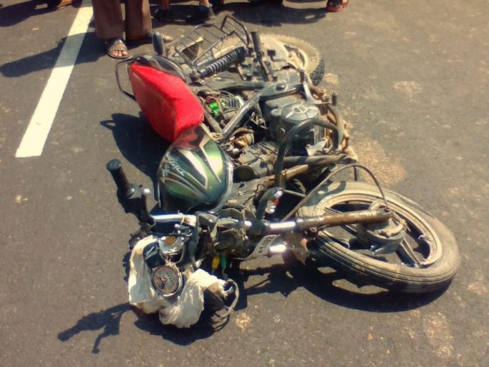Two trucks collided with motarcycle on the Patur-Balapur highway: youth killed | पातूर-बाळापूर महामार्गावर ट्रकची दुचाकीस धडक: युवक ठार Two trucks collided with motarcycle on the Patur-Balapur highway: youth killed | पातूर-बाळापूर महामार्गावर ट्रकची दुचाकीस धडक: युवक ठार
