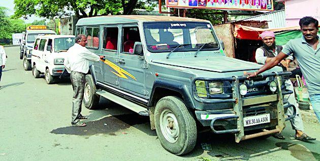 Private vehicles at Daryapurpur premises | दर्यापूर आगारात खासगी वाहने Private vehicles at Daryapurpur premises | दर्यापूर आगारात खासगी वाहने