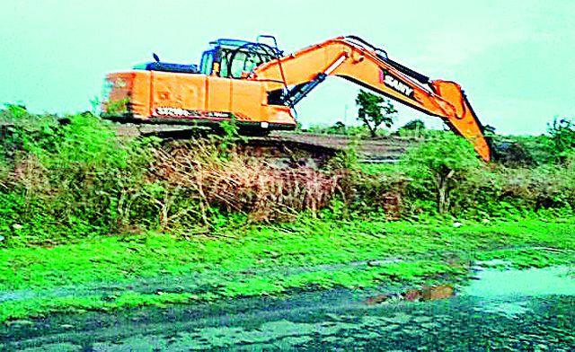 Excavation of three hundred farmers' farm constructions | तीनशे शेतकऱ्यांच्या शेत बांधांचे खोदकाम Excavation of three hundred farmers' farm constructions | तीनशे शेतकऱ्यांच्या शेत बांधांचे खोदकाम