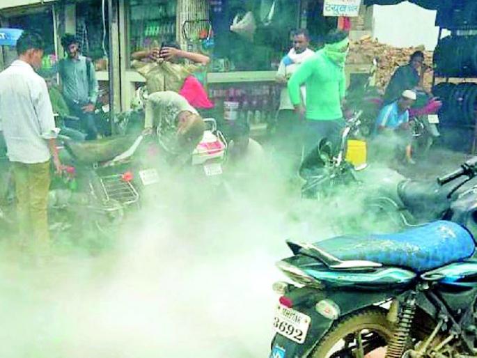 Dangerous pollution is created daily in the vehicle repair garage | वाहन दुरुस्तीच्या गॅरेजवर रोज निर्माण होतेय धोकादायक प्रदूषण Dangerous pollution is created daily in the vehicle repair garage | वाहन दुरुस्तीच्या गॅरेजवर रोज निर्माण होतेय धोकादायक प्रदूषण