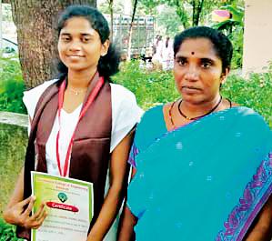 Gold earned by digesting the pain of the father's death | पित्याच्या मृत्यूचे दु:ख पचवून मिळविले सुवर्ण Gold earned by digesting the pain of the father's death | पित्याच्या मृत्यूचे दु:ख पचवून मिळविले सुवर्ण