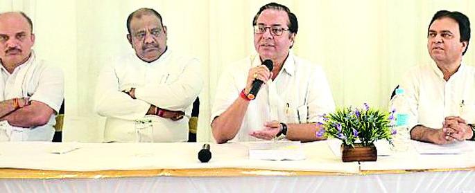 Regardless of the division of the bay, decrease in the ground water level of the bore | दुभाजकावरील नियमबाह्य बोअरच्या उपशानेच शहराच्या भूजलात कमी Regardless of the division of the bay, decrease in the ground water level of the bore | दुभाजकावरील नियमबाह्य बोअरच्या उपशानेच शहराच्या भूजलात कमी