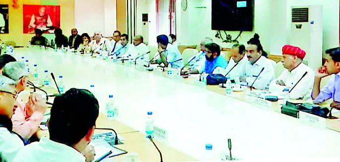 Churning on farmers' suicides in Nitish Kumar's meeting | नीती आयोगाच्या बैठकीत शेतकरी आत्महत्यांवर मंथन Churning on farmers' suicides in Nitish Kumar's meeting | नीती आयोगाच्या बैठकीत शेतकरी आत्महत्यांवर मंथन