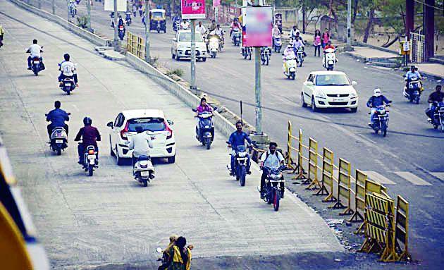 The road is closed; Rong Side Transportation Life Cycle | रस्ता सुरू की बंद; राँग साईड वाहतूक जीवघेणी The road is closed; Rong Side Transportation Life Cycle | रस्ता सुरू की बंद; राँग साईड वाहतूक जीवघेणी