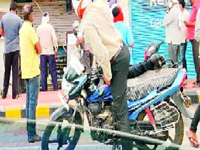 Crowds of Taliram's at wine shops | तळीरामांची दुकानांवर गर्दी Crowds of Taliram's at wine shops | तळीरामांची दुकानांवर गर्दी