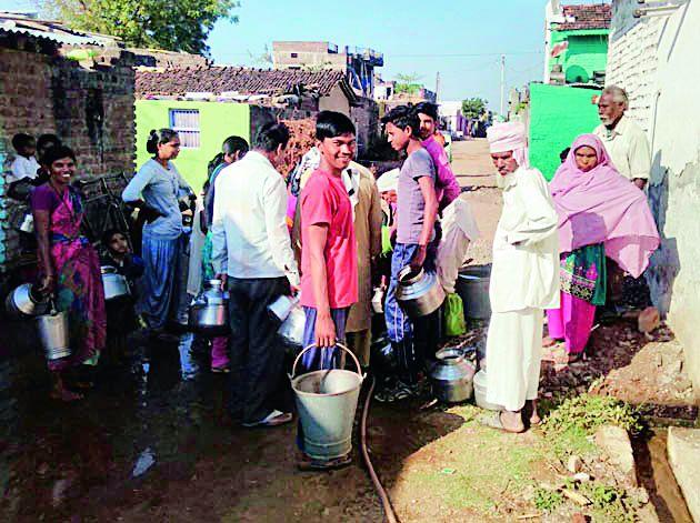 Connection of 95 Gram Panchayats, cut to 400 radars | ९५ ग्रामपंचायतींचे कनेक्शन कट, चारशे रडारवर Connection of 95 Gram Panchayats, cut to 400 radars | ९५ ग्रामपंचायतींचे कनेक्शन कट, चारशे रडारवर