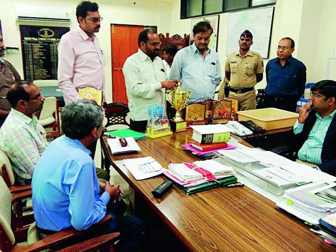 The award in the Zilla Parishad will be given by the Animal Husbandry | जिल्हा परिषदेत दुजाभाव पशुपालकांद्वारा पुरस्कार परत The award in the Zilla Parishad will be given by the Animal Husbandry | जिल्हा परिषदेत दुजाभाव पशुपालकांद्वारा पुरस्कार परत