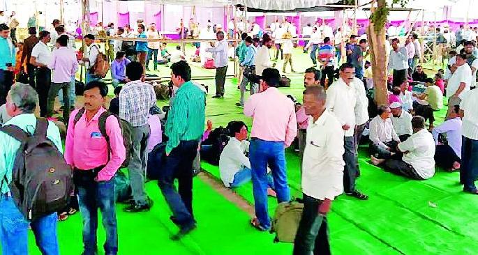Maharashtra Election 2019 ; 'Polling parties' departed at 3 polling stations in Achalpur | Maharashtra Election 2019 ; अचलपूरमध्ये ३०० मतदान केंद्रांवर ‘पोलिंग पार्टीज’ रवाना Maharashtra Election 2019 ; 'Polling parties' departed at 3 polling stations in Achalpur | Maharashtra Election 2019 ; अचलपूरमध्ये ३०० मतदान केंद्रांवर ‘पोलिंग पार्टीज’ रवाना