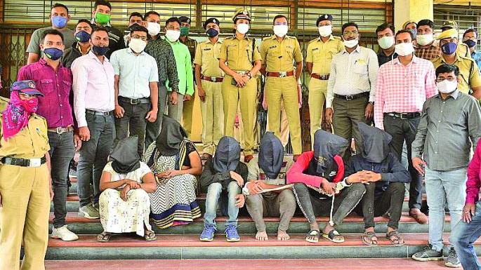 Grandmother abducted in kidnapping, reward announced to police | अपहरणात आजी सूत्रधार, पोलिसांना बक्षिसाची घोषणा Grandmother abducted in kidnapping, reward announced to police | अपहरणात आजी सूत्रधार, पोलिसांना बक्षिसाची घोषणा