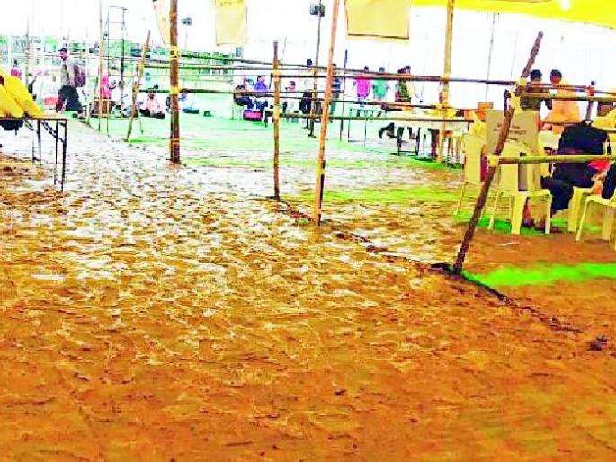 Maharashtra Election 2019 ; Mud empire at election materials allocation center | Maharashtra Election 2019 ; निवडणूक साहित्य वाटप केंद्रावर चिखलाचे साम्राज्य Maharashtra Election 2019 ; Mud empire at election materials allocation center | Maharashtra Election 2019 ; निवडणूक साहित्य वाटप केंद्रावर चिखलाचे साम्राज्य