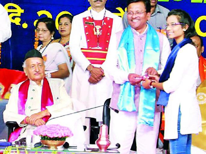 At the ceremony, a gold medal of 112 gold and 22 silver medals | दीक्षांत समारंभात ११२ सुवर्ण २२ रौप्यपदकांची लयलूट At the ceremony, a gold medal of 112 gold and 22 silver medals | दीक्षांत समारंभात ११२ सुवर्ण २२ रौप्यपदकांची लयलूट