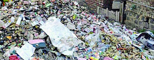 Service lanes biomedical waste | सर्व्हिस गल्लीत बायोमेडिकल वेस्ट Service lanes biomedical waste | सर्व्हिस गल्लीत बायोमेडिकल वेस्ट