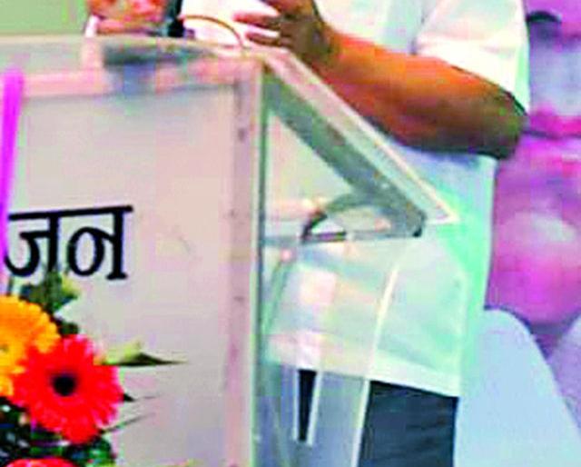 The damsel was cursed by the husband only | संत्र्याला पवारांनीच केले शापित The damsel was cursed by the husband only | संत्र्याला पवारांनीच केले शापित