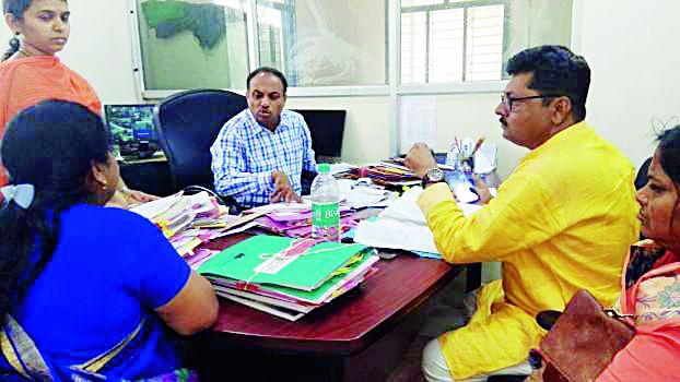 Only one of the five ration shops? | एकालाच पाच रेशन दुकाने?