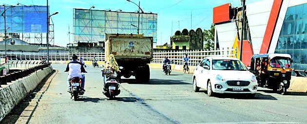 The unique flyover too PWD also has its eyes closed | जगावेगळा उड्डाणपूल पीडब्ल्यूडीनेही मिटले डोळे The unique flyover too PWD also has its eyes closed | जगावेगळा उड्डाणपूल पीडब्ल्यूडीनेही मिटले डोळे