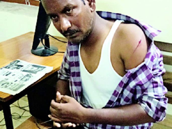 Irwin cleaned up the sword with a sword | इर्विनच्या स्वच्छता कर्मचाऱ्यावर तलवारीने हल्ला Irwin cleaned up the sword with a sword | इर्विनच्या स्वच्छता कर्मचाऱ्यावर तलवारीने हल्ला