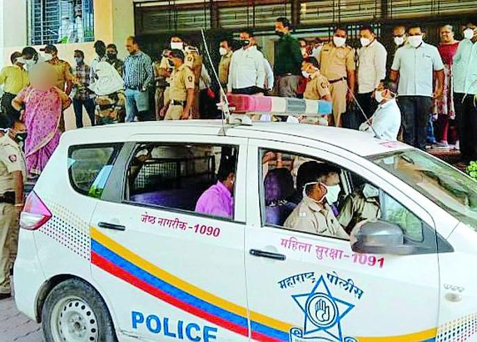 Young people get their hair cut by third parties, video goes viral | तरुणांना तृतीयपंथीयांनी नग्न करून केस कापले, व्हिडीओ व्हायरल Young people get their hair cut by third parties, video goes viral | तरुणांना तृतीयपंथीयांनी नग्न करून केस कापले, व्हिडीओ व्हायरल