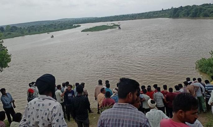 Jalasamadhi movement to change the direction of water of village lake | गाव तलावाच्या पाण्याची दिशा बदलवण्यासाठी ग्रामस्थांचे जलसमाधी आंदोलन