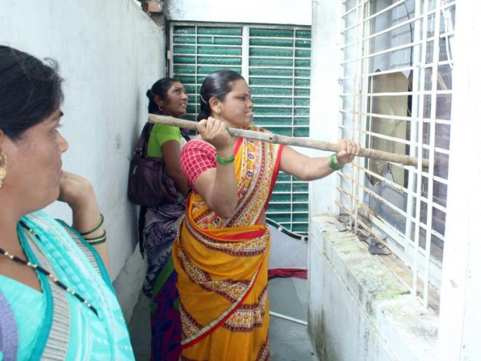 Banana Produce Farmer: Sania Qadri's Bungalow Attack | केळी उत्पादक शेतक:यांचा सानिया कादरी यांच्या बंगल्यावर हल्ला Banana Produce Farmer: Sania Qadri's Bungalow Attack | केळी उत्पादक शेतक:यांचा सानिया कादरी यांच्या बंगल्यावर हल्ला