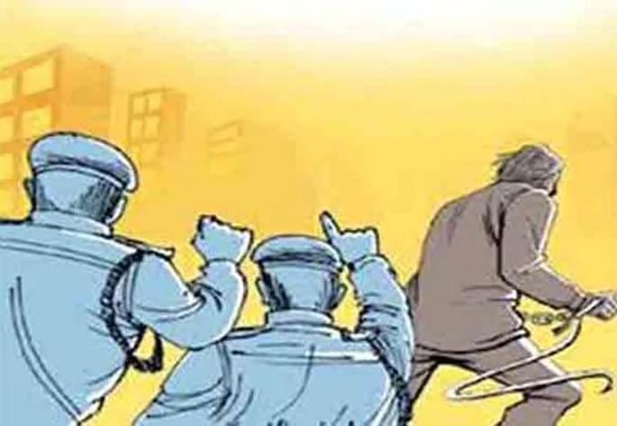 ACB's helicopter in Beed; Escape of the accused | बीडमध्ये एसीबीची हलगर्जी; आरोपीचे पलायन ACB's helicopter in Beed; Escape of the accused | बीडमध्ये एसीबीची हलगर्जी; आरोपीचे पलायन