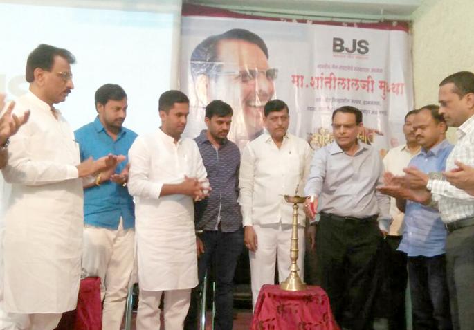 25 lakhs of funds have been deposited in 5 minutes for drought relief | दुष्काळमुक्तीसाठी ५ मिनिटांत जमा झाला २५ लाखांचा निधी 25 lakhs of funds have been deposited in 5 minutes for drought relief | दुष्काळमुक्तीसाठी ५ मिनिटांत जमा झाला २५ लाखांचा निधी