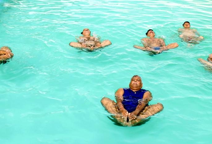 Yoga on the ground now also on the water | जमिनीवरील योगासने आता पाण्यावरही Yoga on the ground now also on the water | जमिनीवरील योगासने आता पाण्यावरही