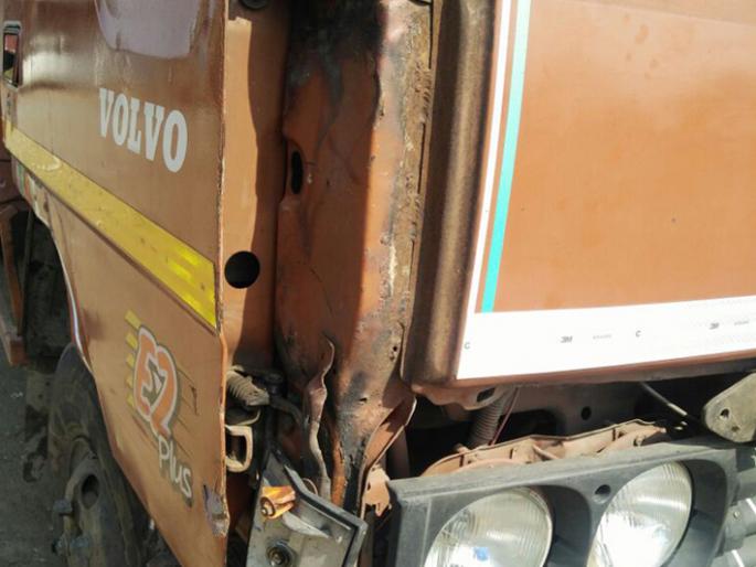 The tempo of Wa-Hada in Beed district hit a two-wheeler | बीड जिल्ह्यात व-हाडाच्या टेम्पोची दुचाकीला धडक The tempo of Wa-Hada in Beed district hit a two-wheeler | बीड जिल्ह्यात व-हाडाच्या टेम्पोची दुचाकीला धडक