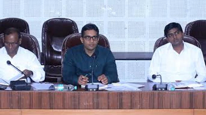 Beed's District Collector told the bank officials; Are five meetings, delayed crop loan? | बीडच्या जिल्हाधिकाऱ्यांनी बॅँक अधिका-यांना सुनावले ; पाच बैठका झाल्या, पीक कर्जवाटपात दिरंगाई का? Beed's District Collector told the bank officials; Are five meetings, delayed crop loan? | बीडच्या जिल्हाधिकाऱ्यांनी बॅँक अधिका-यांना सुनावले ; पाच बैठका झाल्या, पीक कर्जवाटपात दिरंगाई का?