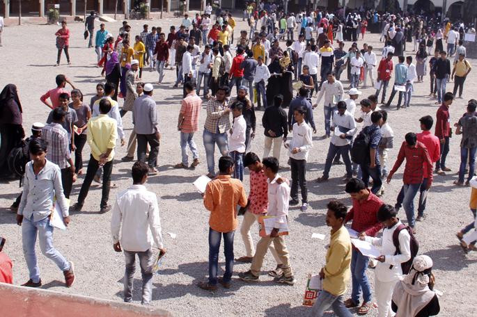 Notice given to the Director of the Examination Center sitting on the ground | जमिनीवर बसून परीक्षा प्रकरणी केंद्र संचालकांना बजावली नोटीस Notice given to the Director of the Examination Center sitting on the ground | जमिनीवर बसून परीक्षा प्रकरणी केंद्र संचालकांना बजावली नोटीस