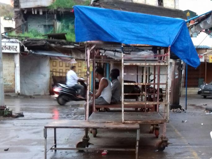 Encroach on Shivaji Chowk in Bhagur | भगूरच्या शिवाजी चौकाला अतिक्रमणाचा विळखा Encroach on Shivaji Chowk in Bhagur | भगूरच्या शिवाजी चौकाला अतिक्रमणाचा विळखा