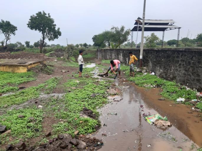 The water flowing through the village turns to the river | गावातून वाहणारे पाणी वळविले नदीला The water flowing through the village turns to the river | गावातून वाहणारे पाणी वळविले नदीला