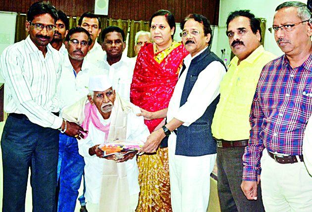 Efforts to make the farmers independent | शेतकºयाला स्वावलंबी करण्यासाठी प्रयत्नशील Efforts to make the farmers independent | शेतकºयाला स्वावलंबी करण्यासाठी प्रयत्नशील
