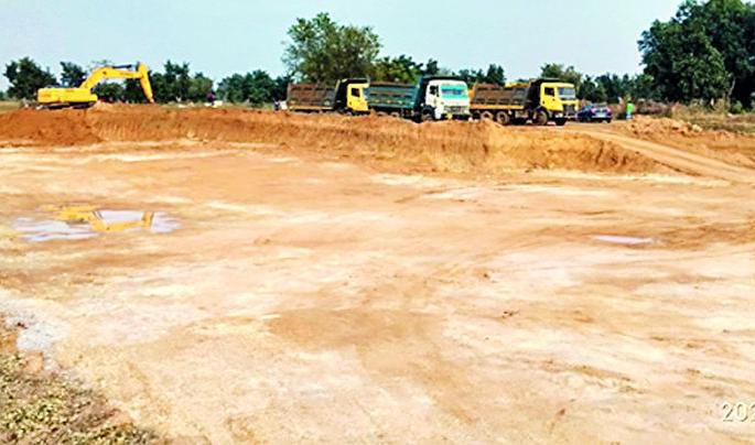 Officials support illegal mining of acne | मुरुमाच्या अवैध उत्खननाला अधिकाऱ्यांचे पाठबळ