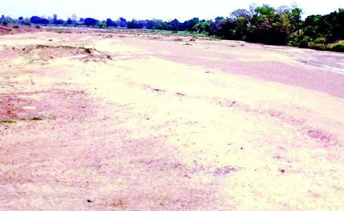 The life of the Jeev Dynei Chulbandand river falls dry | जीवनदायिनी चुलबंद नदीचे पात्र पडले कोरडे