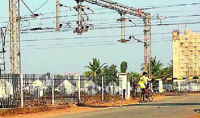 Bridge construction power block | उड्डाणपूल बांधकामाला वीज खांबांचा अडथळा