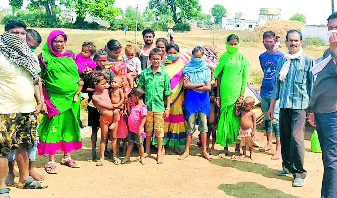 At the regional opening that sells honey | मध विक्री करणारे परप्रांतीय उघड्यावर At the regional opening that sells honey | मध विक्री करणारे परप्रांतीय उघड्यावर