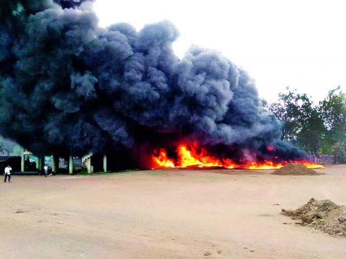 Water supply pipe fires | पाणीपुरवठ्याचे पाईप आगीत भस्मसात