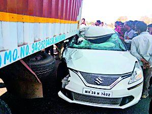 The incident occurred in the car truck Khrabi Naka | कारची ट्रकला धडक खरबी नाका येथील घटना The incident occurred in the car truck Khrabi Naka | कारची ट्रकला धडक खरबी नाका येथील घटना