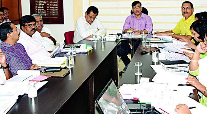 Put contractors on the black list to keep pending work | कामे प्रलंबित ठेवणाऱ्या कंत्राटदारांना काळ्या यादीत घाला