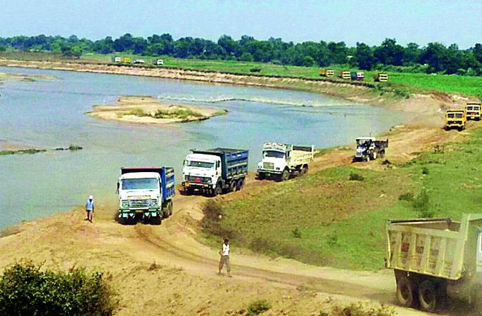 Sandy Traffic by breaking the Terms | अटीशर्तीचा भंग करून रेतीची वाहतूक