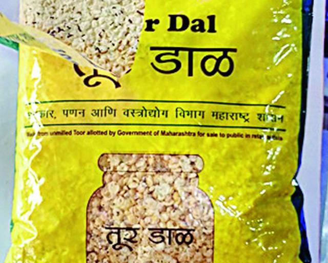 Cheap gourds in cheap gin shops | स्वस्त धान्य दुकानात निकृष्ट तूरदाळ