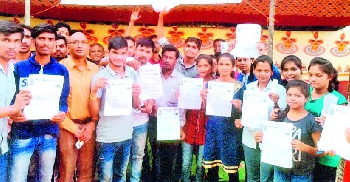 Students march to the District Collector's office | विद्यार्थ्यांचा जिल्हाधिकारी कार्यालयावर मोर्चा Students march to the District Collector's office | विद्यार्थ्यांचा जिल्हाधिकारी कार्यालयावर मोर्चा