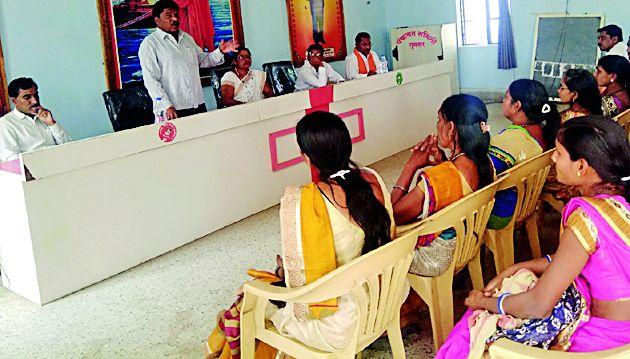 Extend government schemes to the masses | शासनाच्या योजना जनतेपर्यंत पोहोचवा Extend government schemes to the masses | शासनाच्या योजना जनतेपर्यंत पोहोचवा