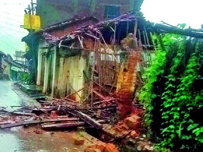 The house collapsed in raining rains | धुवाधार पावसात घर कोसळले The house collapsed in raining rains | धुवाधार पावसात घर कोसळले
