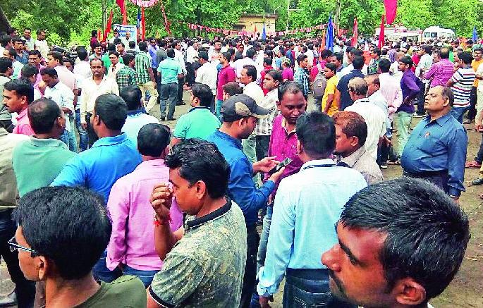 Workers of Armed Formation on strike | आयुध निर्माणीचे कामगार संपावर Workers of Armed Formation on strike | आयुध निर्माणीचे कामगार संपावर