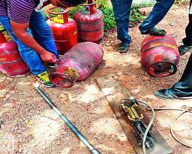 The use of domestic gas in the use of domestic gas in the vehicle | वाहनामध्ये घरगुती गॅसचा वापरवाहनामध्ये घरगुती गॅसचा वापर The use of domestic gas in the use of domestic gas in the vehicle | वाहनामध्ये घरगुती गॅसचा वापरवाहनामध्ये घरगुती गॅसचा वापर