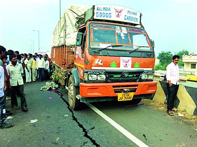 The driver was killed and the driver was killed | ट्रकवरून पडून चालक ठार The driver was killed and the driver was killed | ट्रकवरून पडून चालक ठार