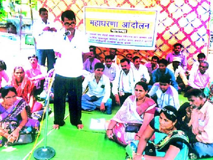 Return the confiscated amount to the depositor | जप्त केलेली रक्कम ठेवीदारांना परत करा Return the confiscated amount to the depositor | जप्त केलेली रक्कम ठेवीदारांना परत करा