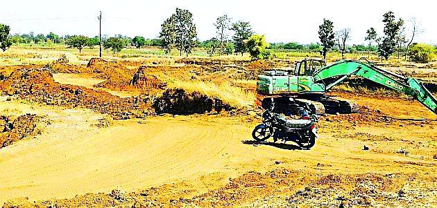 Murmu exploration without permission | परवानगीविना मुरुमाचे उत्खनन Murmu exploration without permission | परवानगीविना मुरुमाचे उत्खनन